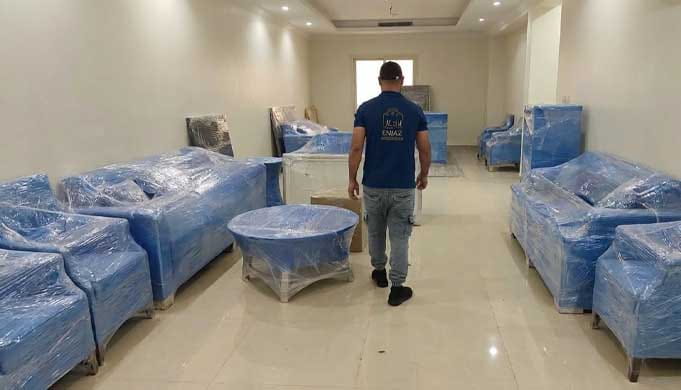 صورة لعامل قام بتغليف الاثاث